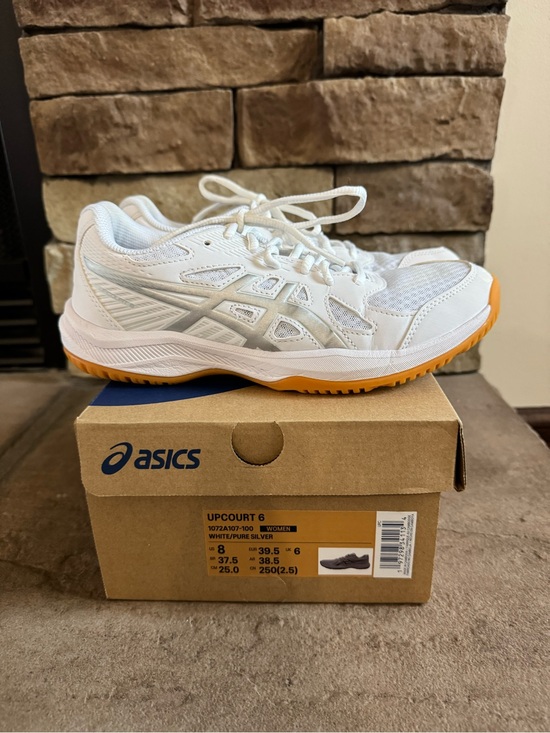 Asics Shoes - ASICS Upcourt 6 Women’s Volleyball shoes - size 8 - great condition!